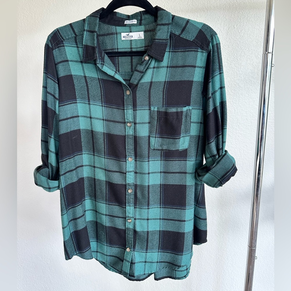 HOLLISTER Women’s Large Boyfriend fit Green & Black Flannel Button Down